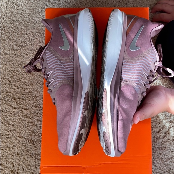 Women’s Nike - Picture 6 of 10